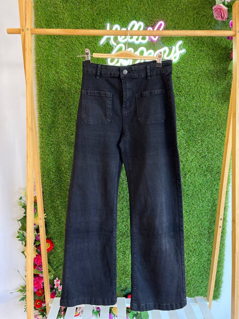 JEANS RECTOS NEGROS BOLSILLOS