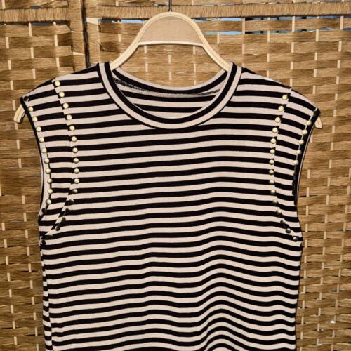CAMISETA TACHUELAS BLANCA Y NEGRA