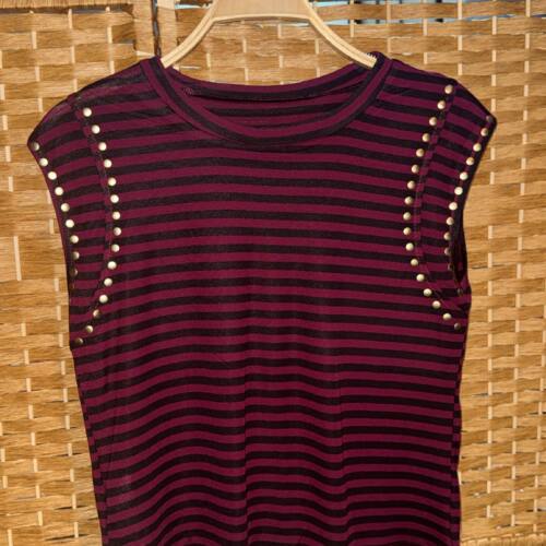 CAMISETA TACHUELAS NEGRA Y VINO