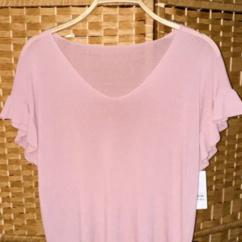 camiseta rosa volante