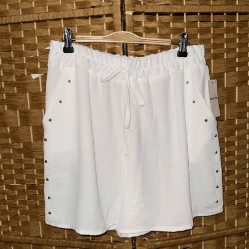 pantalon blanco tachuelas