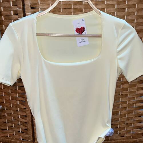 body escote cuadrado amarillo