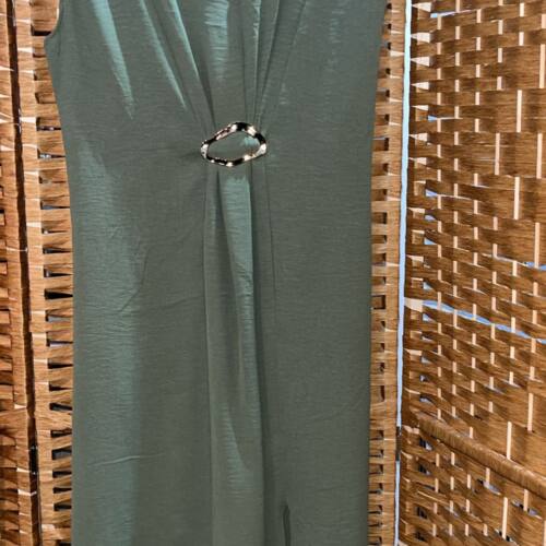vestido verde broche dorado