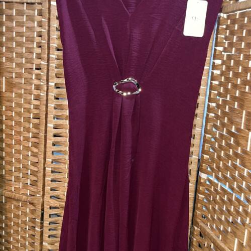 vestido broche dorado granate